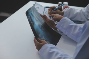 Doktor toplantı sırasında teşhisi tartışıyor. Bir grup doktor iş yerinde iş meselelerini tartışıyor. Tıbbi ekip hastayla tedavi seçeneklerini tartışıyor..