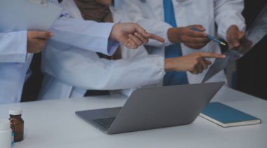 Doktor toplantı sırasında teşhisi tartışıyor. Bir grup doktor iş yerinde iş meselelerini tartışıyor. Tıbbi ekip hastayla tedavi seçeneklerini tartışıyor..