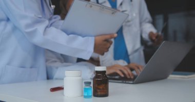 Doktor toplantı sırasında teşhisi tartışıyor. Bir grup doktor iş yerinde iş meselelerini tartışıyor. Tıbbi ekip hastayla tedavi seçeneklerini tartışıyor..