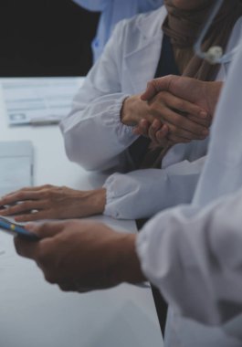 Tıbbi ekip, amaçlarına ulaşan deneysel çalışmalar ya da tamamlanmış deneylerin başarısı için el ele tutuşan bilim adamları grubuyla el ele veriyor.