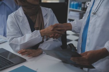 Tıbbi ekip, amaçlarına ulaşan deneysel çalışmalar ya da tamamlanmış deneylerin başarısı için el ele tutuşan bilim adamları grubuyla el ele veriyor.