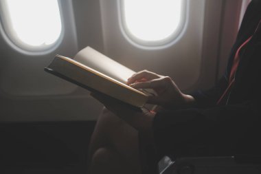 Sarışın kadın turist gelen bildirim netbook ile uçak koltuğunda oturan Smartphone cep telefonu ile kontrol. Genç işkadını paylaşmak medya telefonu dizüstü bilgisayar üzerinde uçak uçuş sırasında