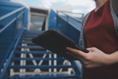 Sarışın kadın turist gelen bildirim netbook ile uçak koltuğunda oturan Smartphone cep telefonu ile kontrol. Genç işkadını paylaşmak medya telefonu dizüstü bilgisayar üzerinde uçak uçuş sırasında