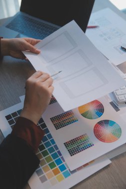 Model mobil uygulama ve web sitesi için UX UI tasarım süreci. Profesyonel uygulama geliştiricisi için kablo grafiğinin yaratıcı prototipi .