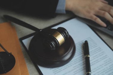 İşletme ve avukatlar ofiste yüksek rütbeli avukatlarla sözleşme belgelerini tartışıyorlar. Hukuk, hukuk hizmetleri, danışmanlık, adalet ve hukuk konsepti film tahıl etkisi ile resim