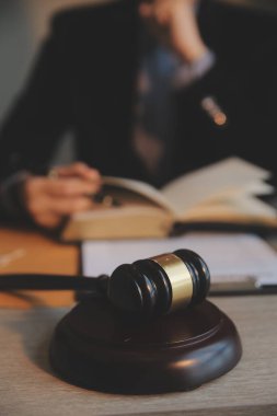 İşletme ve avukatlar ofiste yüksek rütbeli avukatlarla sözleşme belgelerini tartışıyorlar. Hukuk, hukuk hizmetleri, danışmanlık, adalet ve hukuk konsepti film tahıl etkisi ile resim