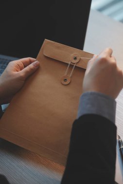 İşletme ve avukatlar ofiste yüksek rütbeli avukatlarla sözleşme belgelerini tartışıyorlar. Hukuk, hukuk hizmetleri, danışmanlık, adalet ve hukuk konsepti film tahıl etkisi ile resim
