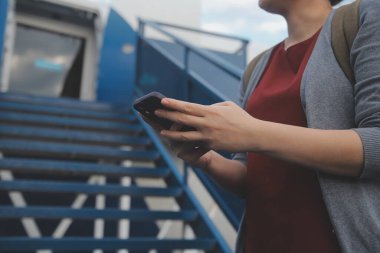 Sarışın kadın turist gelen bildirim netbook ile uçak koltuğunda oturan Smartphone cep telefonu ile kontrol. Genç işkadını paylaşmak medya telefonu dizüstü bilgisayar üzerinde uçak uçuş sırasında