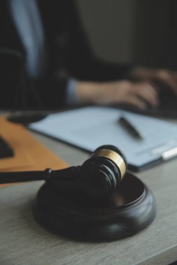 İşletme ve avukatlar ofiste yüksek rütbeli avukatlarla sözleşme belgelerini tartışıyorlar. Hukuk, hukuk hizmetleri, danışmanlık, adalet ve hukuk konsepti film tahıl etkisi ile resim