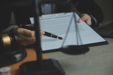 İşletme ve avukatlar ofiste yüksek rütbeli avukatlarla sözleşme belgelerini tartışıyorlar. Hukuk, hukuk hizmetleri, danışmanlık, adalet ve hukuk konsepti film tahıl etkisi ile resim