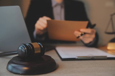 İşletme ve avukatlar ofiste yüksek rütbeli avukatlarla sözleşme belgelerini tartışıyorlar. Hukuk, hukuk hizmetleri, danışmanlık, adalet ve hukuk konsepti film tahıl etkisi ile resim
