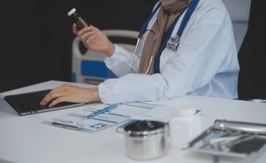 Beyaz önlüklü doktor elinde ilaç şişesiyle hastaya internetten ilaç yazıyormuş. Aile terapisti kaliteli ilaçlar öneriyor. Sağlık, tedavi kavramı
