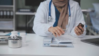 Beyaz önlüklü doktor elinde ilaç şişesiyle hastaya internetten ilaç yazıyormuş. Aile terapisti kaliteli ilaçlar öneriyor. Sağlık, tedavi kavramı