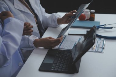 Doktor toplantı sırasında teşhisi tartışıyor. Bir grup doktor iş yerinde iş meselelerini tartışıyor. Tıbbi ekip hastayla tedavi seçeneklerini tartışıyor..