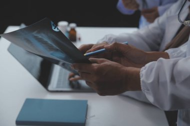 Doktor toplantı sırasında teşhisi tartışıyor. Bir grup doktor iş yerinde iş meselelerini tartışıyor. Tıbbi ekip hastayla tedavi seçeneklerini tartışıyor..