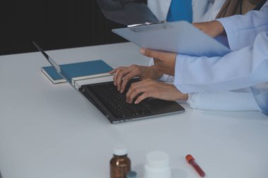 Doktor toplantı sırasında teşhisi tartışıyor. Bir grup doktor iş yerinde iş meselelerini tartışıyor. Tıbbi ekip hastayla tedavi seçeneklerini tartışıyor..