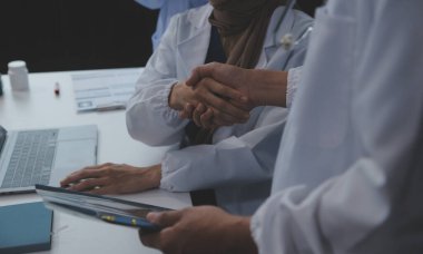 Tıbbi ekip, amaçlarına ulaşan deneysel çalışmalar ya da tamamlanmış deneylerin başarısı için el ele tutuşan bilim adamları grubuyla el ele veriyor.