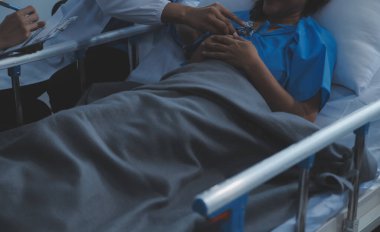 Doktor ve hasta masada otururken bir şey tartışıyorlar. Tıp ve sağlık hizmetleri kavramı. Doktor ve hasta.