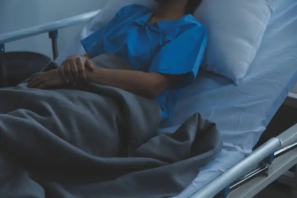 Doktor ve hasta masada otururken bir şey tartışıyorlar. Tıp ve sağlık hizmetleri kavramı. Doktor ve hasta.