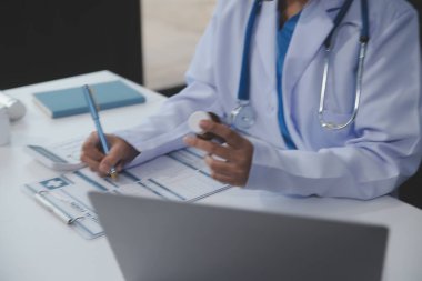 Beyaz önlüklü doktor elinde ilaç şişesiyle hastaya internetten ilaç yazıyormuş. Aile terapisti kaliteli ilaçlar öneriyor. Sağlık, tedavi kavramı