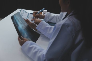 Doktor toplantı sırasında teşhisi tartışıyor. Bir grup doktor iş yerinde iş meselelerini tartışıyor. Tıbbi ekip hastayla tedavi seçeneklerini tartışıyor..