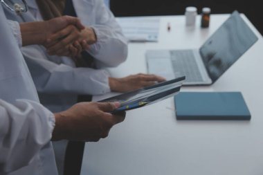 Tıbbi ekip, amaçlarına ulaşan deneysel çalışmalar ya da tamamlanmış deneylerin başarısı için el ele tutuşan bilim adamları grubuyla el ele veriyor.