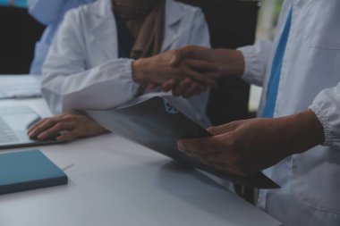 Tıbbi ekip, amaçlarına ulaşan deneysel çalışmalar ya da tamamlanmış deneylerin başarısı için el ele tutuşan bilim adamları grubuyla el ele veriyor.