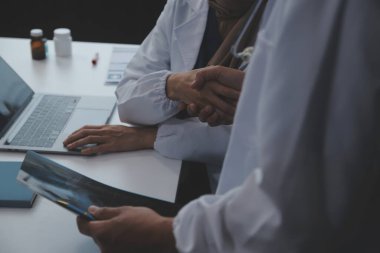 Tıbbi ekip, amaçlarına ulaşan deneysel çalışmalar ya da tamamlanmış deneylerin başarısı için el ele tutuşan bilim adamları grubuyla el ele veriyor.