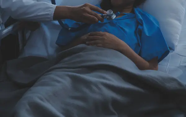 Doktor ve hasta masada otururken bir şey tartışıyorlar. Tıp ve sağlık hizmetleri kavramı. Doktor ve hasta.