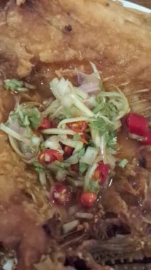 Sebzeli kızarmış balık