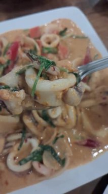 Balıklı Tayland deniz ürünleri körisi.