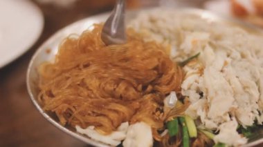 Karides ve kalamarlı spagetti.