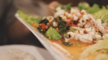 Lezzetli Asya yemeklerinin yakın görüntüsü