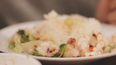 Tavuk, karides, sebze ve soslu lezzetli salata.