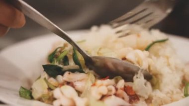 Lezzetli karidesli salata, taze salata