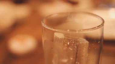 Masada bardakta su sıçrıyor.