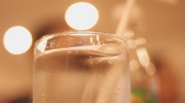 Bulanık bir zeminde buzlu ve buzlu cam.