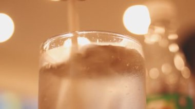 Arka planda buz olan bulanık cam.