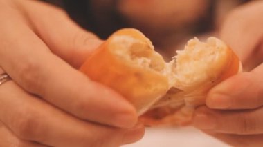 Bir elinle bir parça lezzetli peyniri kavrarken