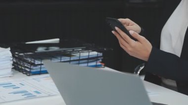 Ofiste cep telefonu ve dizüstü bilgisayar kullanan bir iş adamı. iş, finans ve teknoloji kavramı.