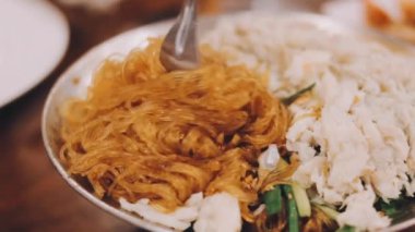 Restoranda soslu makarna ve karides.