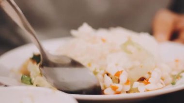 Taze sebze ve peynirli lezzetli ve sağlıklı bir salata.