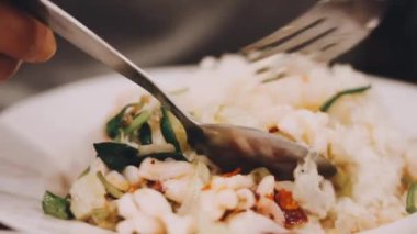 Tavuklu lezzetli salata.