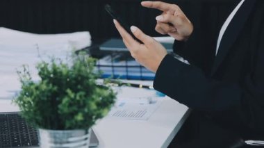 Bilgisayarda çalışan iş kadını.