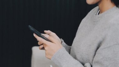 Akıllı telefonu olan genç bir kadın.