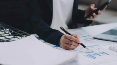 İşadamı ofiste belgelerle çalışıyor.