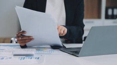 yakın plan - ofiste dizüstü bilgisayarla çalışan iş kadını