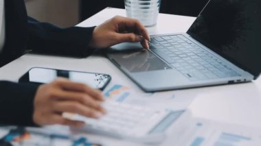 Dizüstü bilgisayarda çalışan adam.