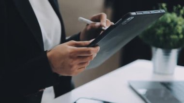 İşyerinde dizüstü bilgisayar kullanan iş adamları, dizüstü bilgisayarda çalışan işadamları.