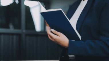 Yakın plan - iş adamlarının ellerinde belgeler tutması ve belgeleri okuması